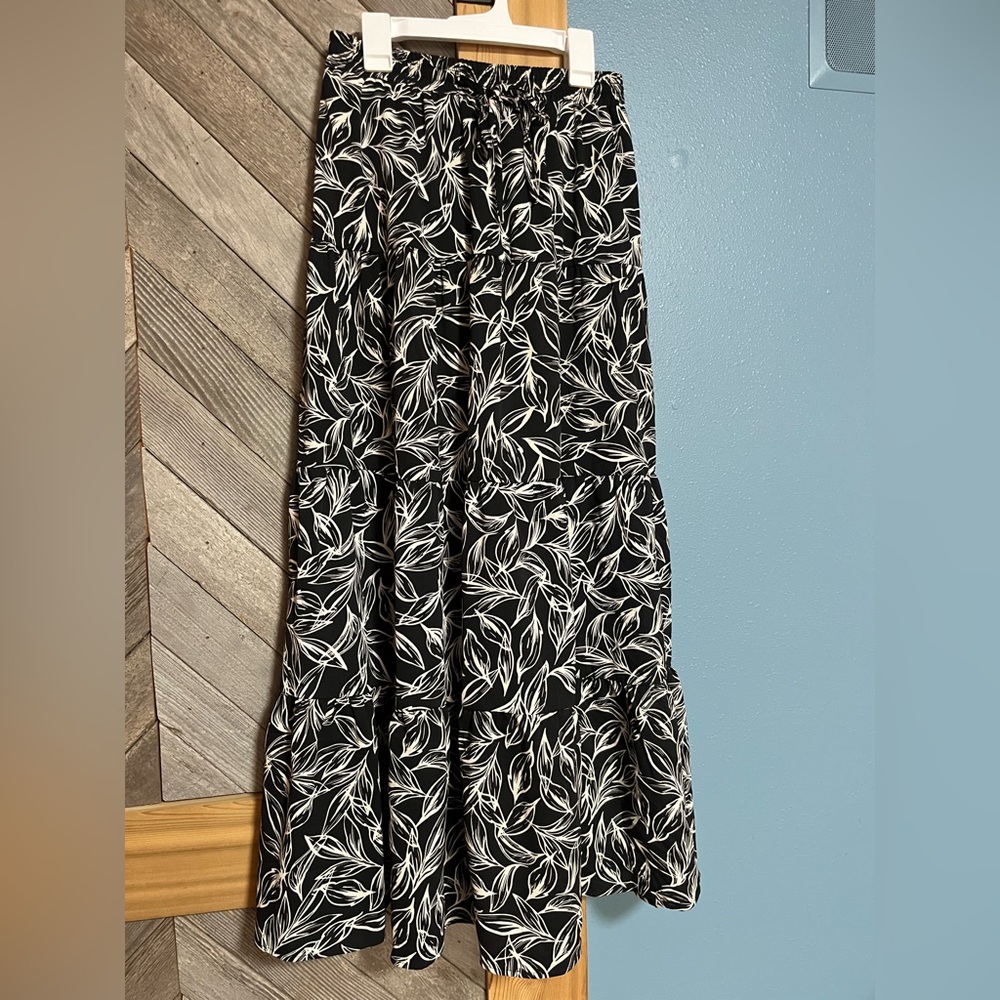 HYFVE set!! Black and White Leaf Print Maxi Skirt and crop top SET!